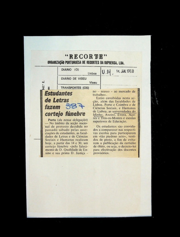  Estudantes de Letras fazem cortejo fúnebre 