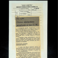 Em inglês livros didáticos mostram-se na U.M.